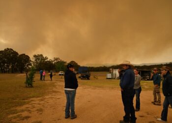 Un incendio forestal amenaza ciudad de Perth, Australia