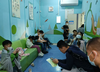 La OMS exigió a China nuevos datos del brote de neumonía infantil y recomendó el uso de mascarillas