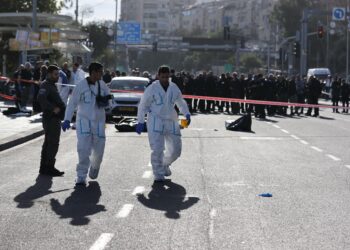 (IMÁGENES FUERTES) Al menos tres muertos y seis heridos dejó un ataque armado en Jerusalén