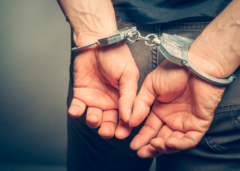 Capturan a motociclista ebrio que chocó contra un autobús