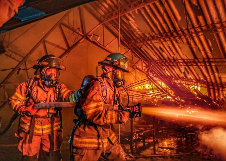 Bomberos sofocan incendio estructural en fábrica textil de Soyapango
