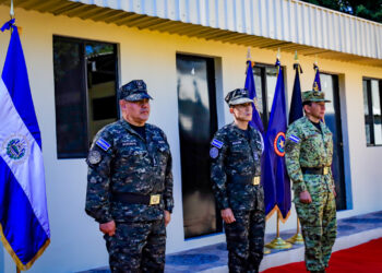 Ministro de Defensa entregó equipo y cuadras de descanso para oficiales
