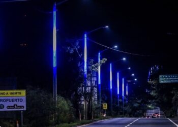 Autoridades avanzan con la colocación de luminarias en la autopista a Comalapa