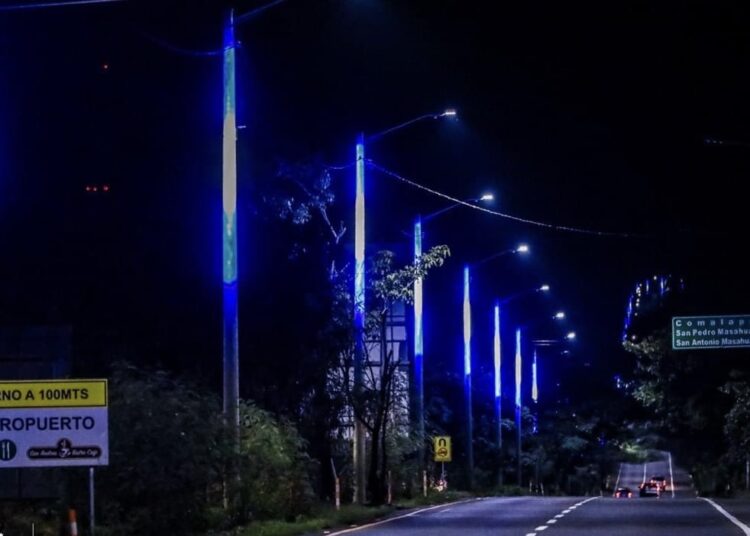 Autoridades avanzan con la colocación de luminarias en la autopista a Comalapa