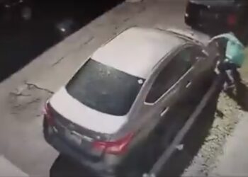 Médico le pincha las llantas a los vehículos parqueados frente a su clínica en col. Escalón