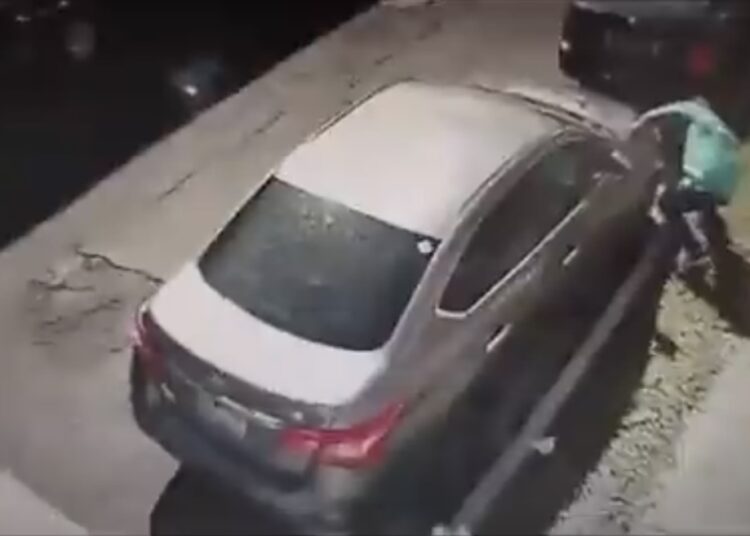 Médico le pincha las llantas a los vehículos parqueados frente a su clínica en col. Escalón