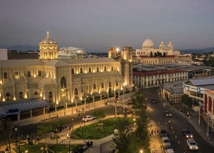 Entregan dos nuevas plazas remodeladas en el Centro Histórico de San Salvador