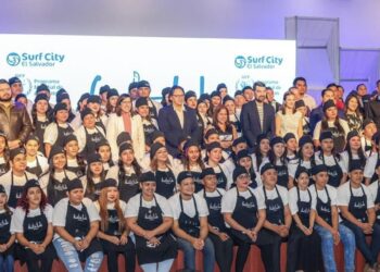 Gobierno graduó a más de 240 jóvenes del Gastro-Lab Surf City