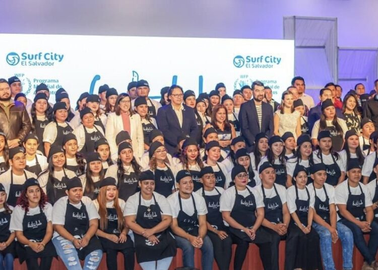 Gobierno graduó a más de 240 jóvenes del Gastro-Lab Surf City