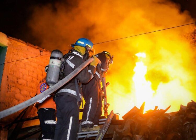 Autoridades recomiendan evitar quema de maleza seca para reducir propagación de incendios