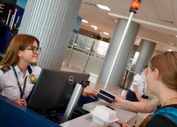 Autoridades instan a la población de revisar vigencia de pasaporte para poder viajar este fin de año