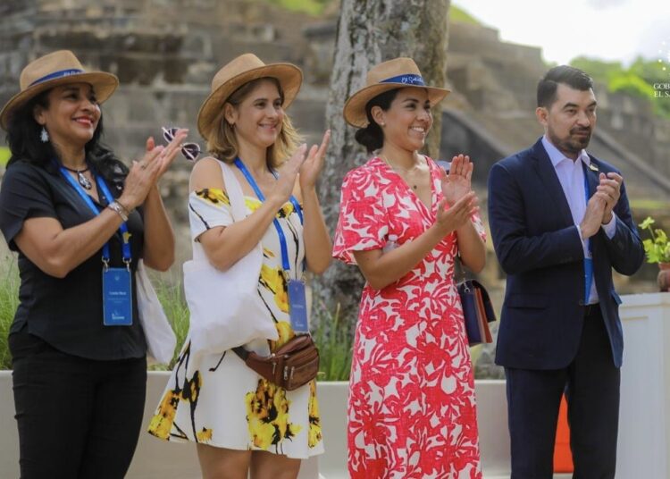 Autoridades recorren espacios culturales con funcionarios de la región centroamericana