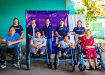 Personas con discapacidad de Ahuachapán reciben sillas de ruedas