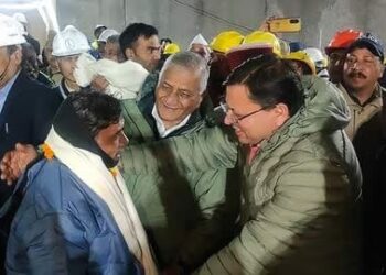 (VIDEO) Rescatan a los 41 obreros atrapados en un túnel en la India