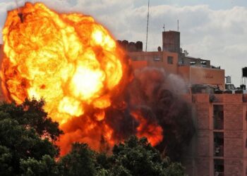 Israel bombardeó 450 puestos de Hamas y tomó el control de un complejo militar en Gaza