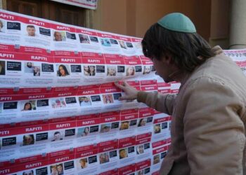 Los 13 rehenes liberados por Hamas en manos de la Cruz Roja, de camino a Egipto