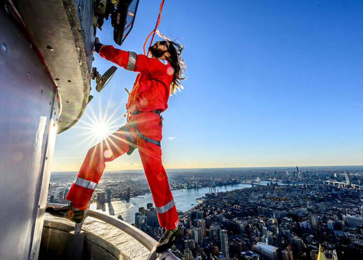 (VIDEO) Jared Leto escaló el Empire State para promocionar la próxima gira de Thirty Seconds to Mars