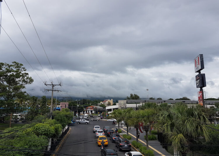 Ambiente cálido, cielo medio nublado, lluvias y tormentas para este sábado