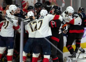 (VIDEO) Un árbitro expulsó a todos los jugadores tras una batalla campal en la NHL