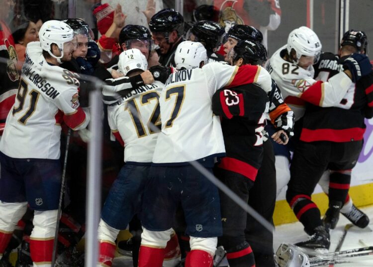 (VIDEO) Un árbitro expulsó a todos los jugadores tras una batalla campal en la NHL
