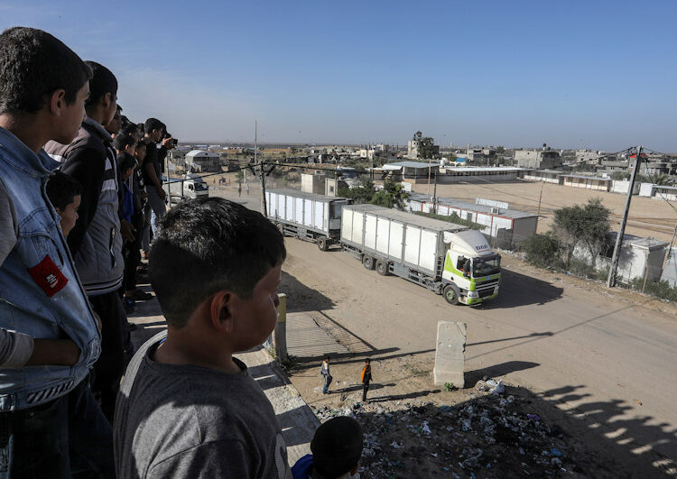Más camiones con ayuda a entrar en Gaza en segundo día de tregua