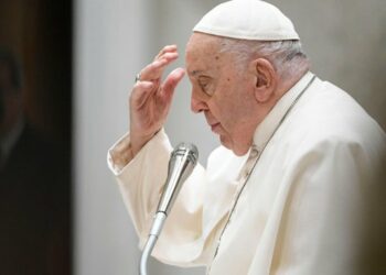 (VIDEO) El papa Francisco apareció cansado y con dificultades para respirar en la audiencia semanal