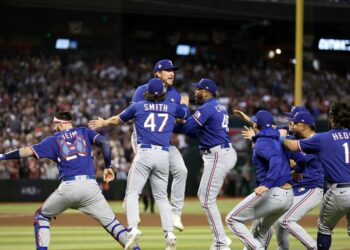 Los Texas Rangers y sus fans celebran el título de la Serie Mundial con un desfile en Arlington