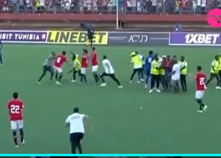 (VIDEO) Mohamed Salah fue atacado por simpatizantes de Sierra Leona en medio de un partido