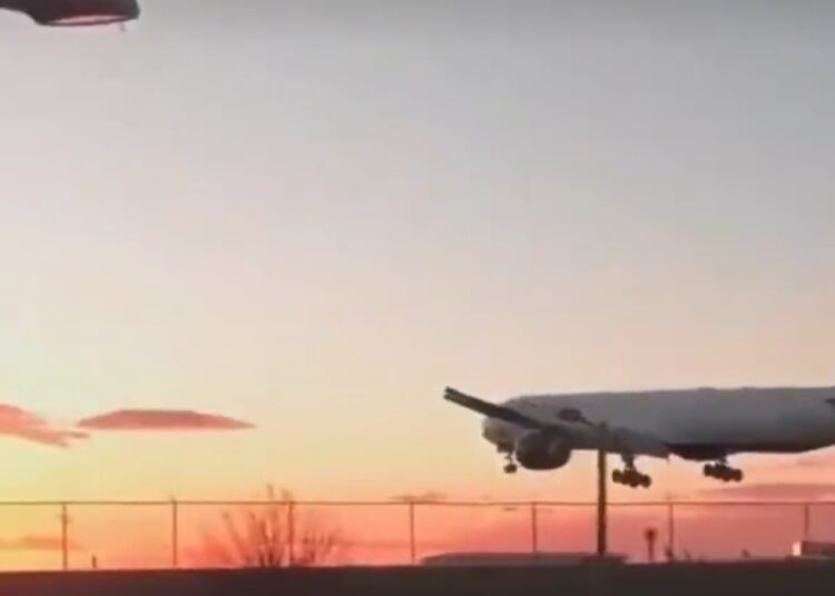 (VIDEO) Un avión casi se estrella durante el aterrizaje debido a los fuertes vientos en Canadá