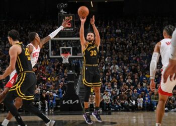 Un nuevo récord para Stephen Curry en la victoria de los Warriors sobre los Rockets