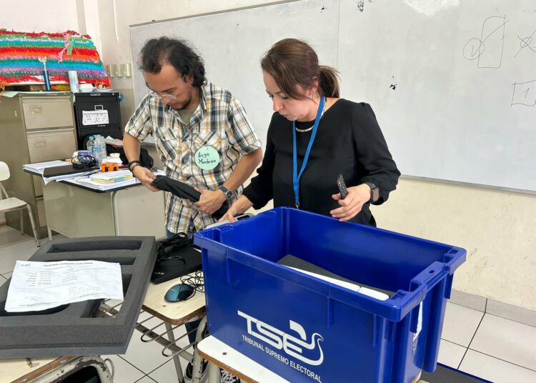 TSE suspende el sorteo de posiciones de banderas de partidos políticos en papeletas de votación