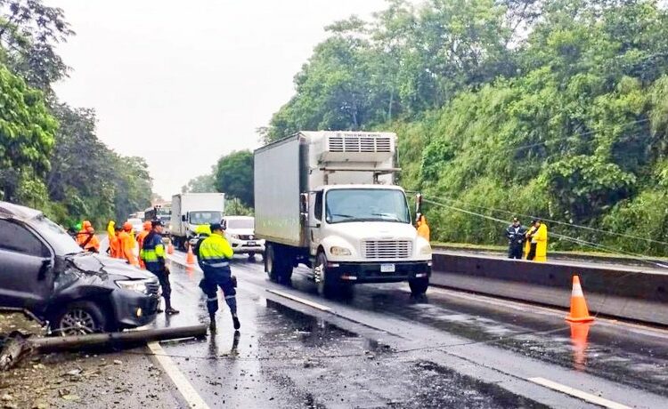 Accidente de tránsito deja 4 personas lesionadas en Santa Ana