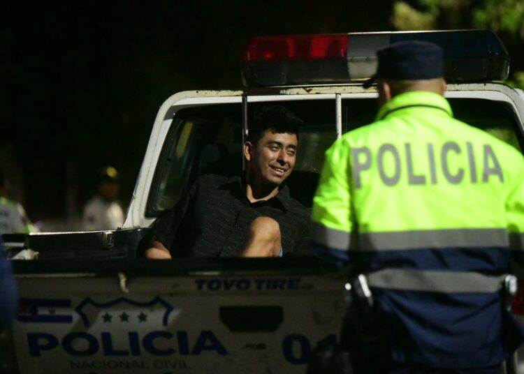 15 personas fueron detenidas esta madrugada en cerco antidopaje en San Salvador