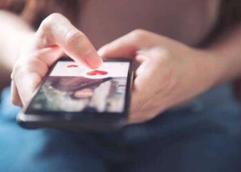 Las mujeres solteras utilizan más las apps de citas que los hombres