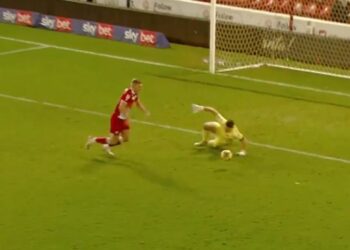 (VIDEO) Un arquero fingió una falta, se le escapó la pelota y sufrió “el gol del mes”