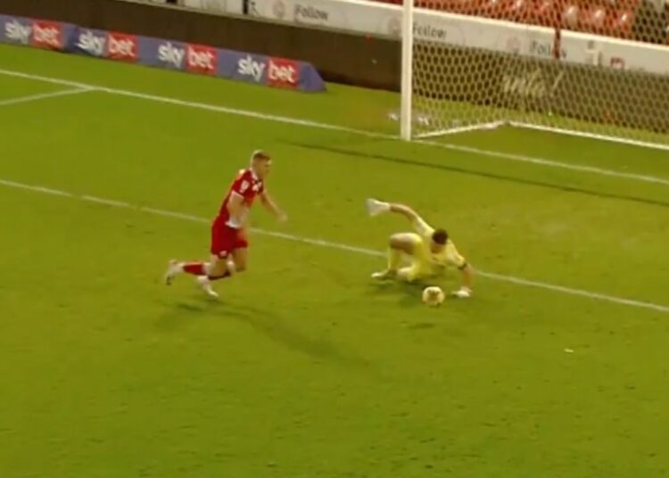 (VIDEO) Un arquero fingió una falta, se le escapó la pelota y sufrió “el gol del mes”