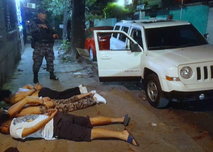 Tras persecución PNC captura a 3 hombres que huían en una camioneta