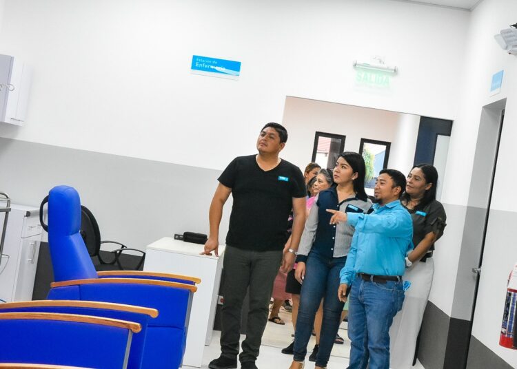 Diputados participan en inauguración de clínica de hemodiálisis en San Vicente
