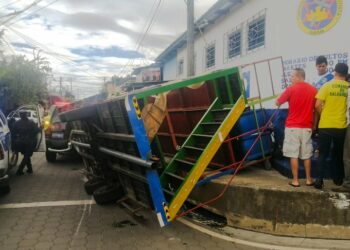 Al menos 10 personas resultan lesionadas al volcar la «Conga Bus» en Juayúa, Sonsonate