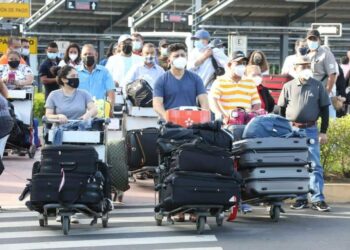 Estudian exonerar del pago de impuestos hasta por $3,000 a diáspora que visite el país en época navideña