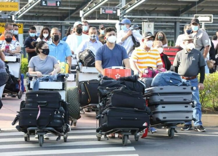 Estudian exonerar del pago de impuestos hasta por $3,000 a diáspora que visite el país en época navideña