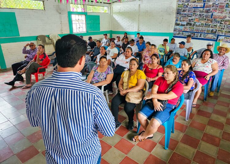 Diputado Ricardo Rivas dona vacunas para proteger ganado de pequeños productores de Tacachico