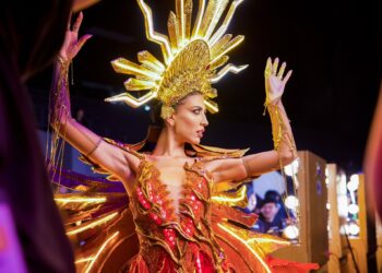 Isabella García Manzo presentó traje que simboliza el renacimiento de El Salvador