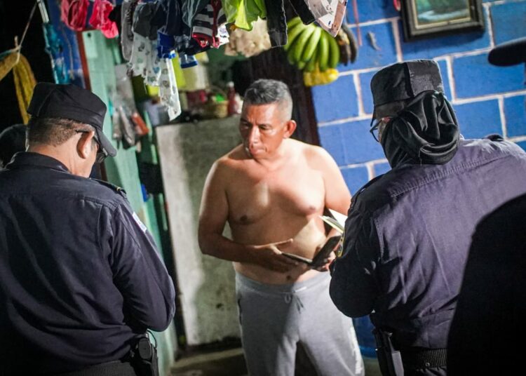 Capturan a sujetos que se dedicaban a hurtar en residenciales de La Libertad