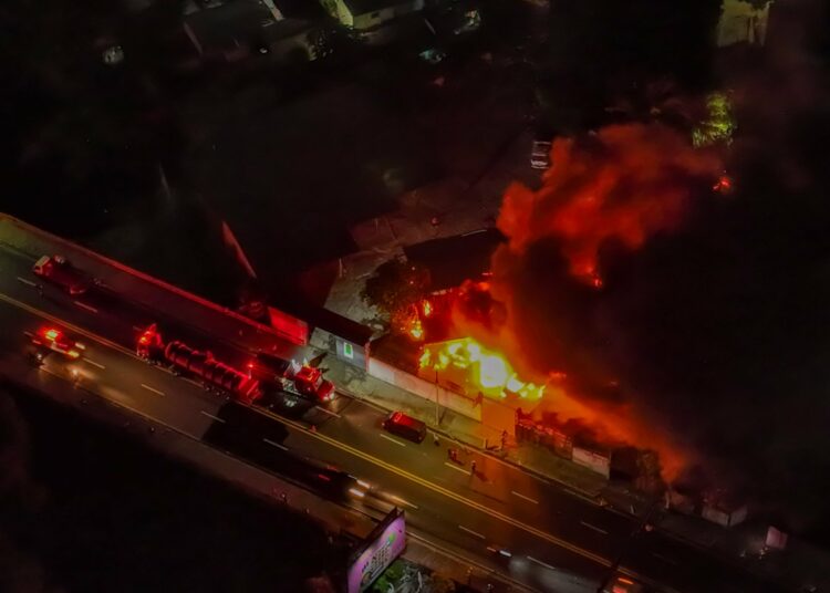 Incendio consume taller automotriz en barrio La Vega