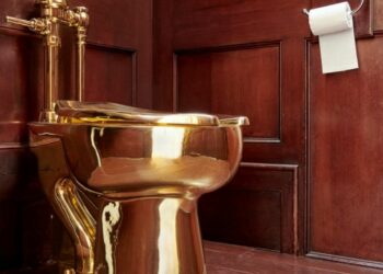 Acusan a cuatro hombres de robar un inodoro de oro de la casa donde nació Winston Churchill