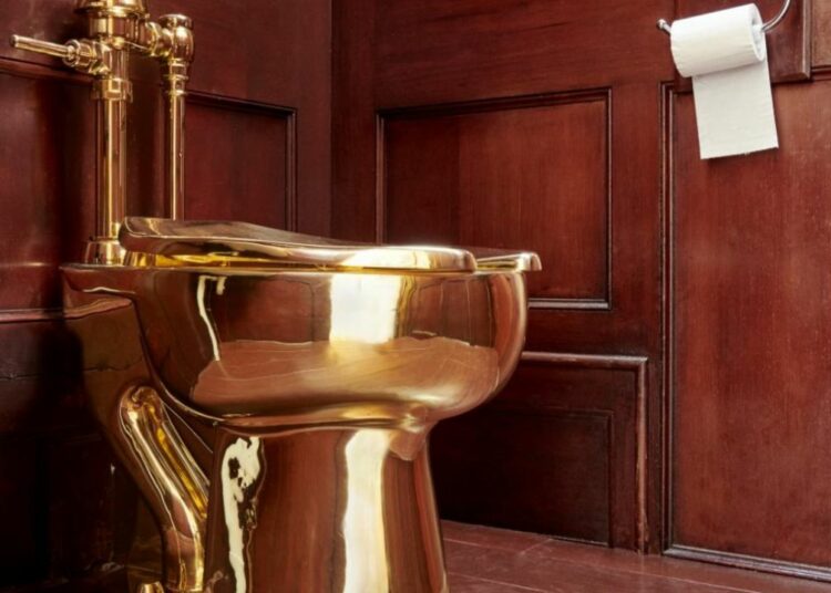 Acusan a cuatro hombres de robar un inodoro de oro de la casa donde nació Winston Churchill