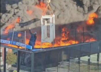 (VIDEO) Rescatan a un trabajador de un incendio con una grua desde lo alto de un edificio de 16 pisos en Londres