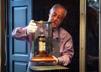 Subastan una botella del «whisky más valioso del mundo» por una cifra récord