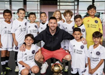 Lionel Messi llevó el Balón de Oro a la Academia del Inter Miami